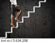 Концепция успеха в работе. Девушка идет вверх по нарисованной лестнице. Стоковое фото, фотограф Sergey Nivens / Фотобанк Лори
