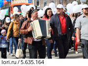 Старый моряк и баянист 9 мая 2013 гола. Тюмень. Редакционное фото, фотограф Анатолий Матвейчук / Фотобанк Лори