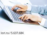 Руки деловой женщины, работающей за компьютером, крупный палн. Стоковое фото, фотограф Sergey Nivens / Фотобанк Лори