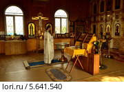 Православный священник ведет службу (2013 год). Редакционное фото, фотограф Дмитрий Ершов / Фотобанк Лори
