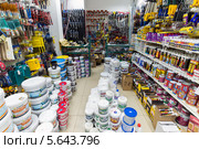 Лакокрасочные  изделия в магазине (2014 год). Редакционное фото, фотограф Володина Ольга / Фотобанк Лори