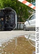 Два поврежденных автомобиля на месте аварии. Стоковое фото, фотограф Losevsky Pavel / Фотобанк Лори
