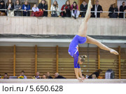 Спортивная гимнастика, девушка выполняет упражнения на бревне (2012 год). Редакционное фото, фотограф Losevsky Pavel / Фотобанк Лори