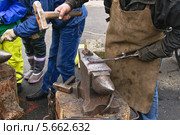 Кузнец на ярмарке ремесел на ВВЦ (2013 год). Редакционное фото, фотограф Алёшина Оксана / Фотобанк Лори