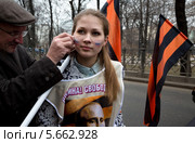 Девушка с Георгиевской лентой и портретом президента Владимира Путина на шествии в поддержку соотечественников на Украине, Москва (2014 год). Редакционное фото, фотограф Николай Винокуров / Фотобанк Лори