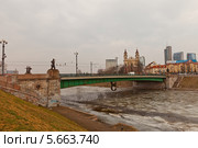 Зеленый Мост (1952 г.) через реку Вилию (Нерис, Neris) в Вильнюсе. Единственный мост в Литве, украшенный скульптурами. Объект культурного наследия (2014 год). Редакционное фото, фотограф Иван Марчук / Фотобанк Лори