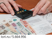 Квитанции на коммуналку, деньги и калькулятор (2014 год). Редакционное фото, фотограф Игорь Низов / Фотобанк Лори