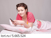 Портрет молодой девушки что телефоном. Стоковое фото, фотограф Иванов Алексей / Фотобанк Лори
