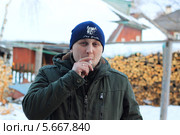 Курящий молодой человек (2014 год). Редакционное фото, фотограф Марина Барышникова / Фотобанк Лори