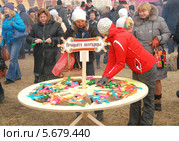 Привязывание лент к масленичному колесу (2014 год). Редакционное фото, фотограф Иванова Анастасия / Фотобанк Лори