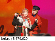 Пара артистов показывающих обучающих зрителе народным танцам во время масленичных гуляний (2014 год). Редакционное фото, фотограф Иванова Анастасия / Фотобанк Лори