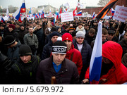 Люди участвуют в многотысячном митинге-концерте на Красной площади в поддержку референдума о вхождении Крыма в состав России (2014 год). Редакционное фото, фотограф Николай Винокуров / Фотобанк Лори