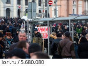 Люди участвуют в многотысячном митинге-концерте на Красной площади в поддержку референдума о вхождении Крыма в состав России (2014 год). Редакционное фото, фотограф Николай Винокуров / Фотобанк Лори