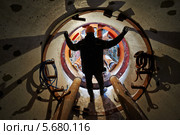 Рабочий в каске в тоннеле канализационного коллектора. Стоковое фото, фотограф Дмитрий Калиновский / Фотобанк Лори