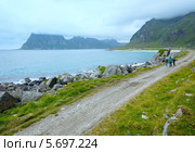 Семья прогуливается по каменистому пляжу Haukland beach (Норвегия, Лофотенские острова) (2013 год). Стоковое фото, фотограф Юрий Брыкайло / Фотобанк Лори