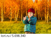 Маленький мальчик хлопает в ладоши в осеннем парке. Стоковое фото, фотограф Сергей Новиков / Фотобанк Лори