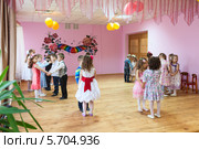 Дети танцуют на сцене в садике (2014 год). Редакционное фото, фотограф Кекяляйнен Андрей / Фотобанк Лори