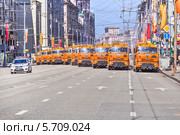 Механизированная уборка города. Колонна подметально-уборочных машин на шасси КАМАЗ-53605 едет по 1-й Тверской-Ямской улице в Москве (2013 год). Редакционное фото, фотограф Владимир Сергеев / Фотобанк Лори