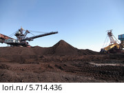 Роторный экскаватор и крутонаклонный консольный штабелер на гусеничном ходу для перевалки угля (2014 год). Редакционное фото, фотограф Валерий Акулич / Фотобанк Лори