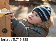 Маленький мальчик возле деревянной лестницы в детском городке (2014 год). Редакционное фото, фотограф Игорь Низов / Фотобанк Лори