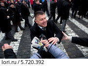 Делегация Крымского парламента приветствует россиян на митинге-концерте "Мы вместе" в поддержку присоединения Крыма и Севастополя к России на Красной площади города Москвы 18 марта 2014. Редакционное фото, фотограф Николай Винокуров / Фотобанк Лори
