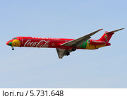 McDonnell Douglas MD-83 (бортовой OY-RUE) в ливрее FIFA/Coca-Cola авиакомпании Danish Air Transport с кубком FIFA на посадке во Внукове (2014 год). Редакционное фото, фотограф Alexei Tavix / Фотобанк Лори