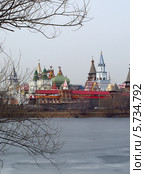Вид на Измайловский кремль с Серебряного острова в марте (2014 год). Редакционное фото, фотограф Самойлова Екатерина / Фотобанк Лори