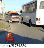 Авария, ДТП на развороте.  Микроавтобус маршрутное такси въехал в заднюю часть легкового автомобиля Lada Samara. Ростов-на-Дону (2014 год). Редакционное фото, фотограф Олег Пчелов / Фотобанк Лори