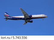 Самолет Aeroflot - Russian Airlines Airbus A321-211 "N. PIROGOV" (бортовой номер VQ-BED) заходит на посадку (2014 год). Редакционное фото, фотограф Алексей Гусев / Фотобанк Лори