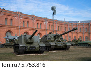 САУ СУ-100 и "Мста-С" в артиллерийском музее. Санкт-Петербург (2014 год). Редакционное фото, фотограф Виктор Карасев / Фотобанк Лори