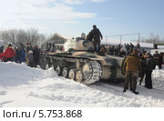 Кубинка, зрители осматривают танк КВ-1с (КВ-85Г) после окончания исторической реконструкции (2013 год). Редакционное фото, фотограф Владимир Горощенко / Фотобанк Лори