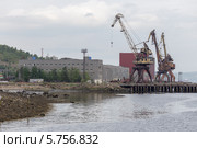 Блок механо-монтажного цеха и причал ООО "Газфлот" (2013 год). Редакционное фото, фотограф Алексей Шматков / Фотобанк Лори