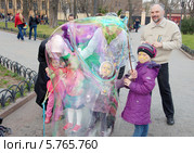 Дети пускают мыльные пузыри в горсаду. 1 апреля. "Юморина" в Одессе (2014 год). Редакционное фото, фотограф KEN VOSAR / Фотобанк Лори