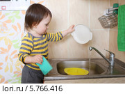 Полуторагодовалый малыш моет посуду. Стоковое фото, фотограф ivolodina / Фотобанк Лори