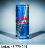 Энергетический напиток Red Bull Energy в запотевшей банке (2014 год). Редакционное фото, фотограф Андрей Армягов / Фотобанк Лори