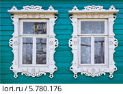 Окна деревенского дома с резными наличниками (2014 год). Стоковое фото, фотограф Александр Романов / Фотобанк Лори