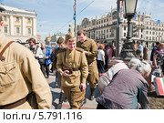 Одетые в форму солдат Великой Отечественной войны на Театральной площади во время праздника Победы 9 мая (2013 год). Редакционное фото, фотограф Алёшина Оксана / Фотобанк Лори