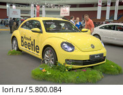 Volkswagen Beetle ("Фольксваген-Битл") на выставке "Мир автомобиля 2014". Санкт-Петербург. Редакционное фото, фотограф Виктор Карасев / Фотобанк Лори