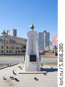 Москва. Каменный часовенный столб в память снесённой церкви Бориса и Глеба на Арбатской площади (2014 год). Редакционное фото, фотограф Елена Коромыслова / Фотобанк Лори