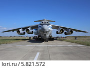 Военно-транспортный самолёт Ил-76 МД под разгрузкой на аэродроме (2014 год). Редакционное фото, фотограф Алексей Гусев / Фотобанк Лори