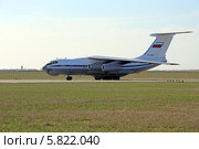 Военно-транспортный самолёт Ил-76 МД на взлетной полосе (бортовой номер RF-94346 ) (2014 год). Редакционное фото, фотограф Алексей Гусев / Фотобанк Лори