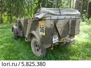Германский автомобиль Штерн Steyr 1500A/02 kfz.69 в лесу, вид сзади, 3-й международный слет "Моторы войны" вблизи города Черноголовка, Московская область (2013 год). Редакционное фото, фотограф Малышев Андрей / Фотобанк Лори
