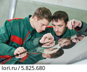 Рабочие осматривают установленное ветровое стекло. Стоковое фото, фотограф Дмитрий Калиновский / Фотобанк Лори