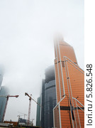 Строительство башен Москва-Сити. В тумане. (2014 год). Редакционное фото, фотограф Александр Замараев / Фотобанк Лори