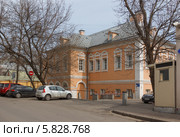 Москва. Городская усадьба А. И. Онучина - Д. Е. Тверитинова - Г. А. Тембоза в Колпачном переулке. Главный дом с палатами (2014 год). Редакционное фото, фотограф Горшков Игорь / Фотобанк Лори