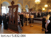 Люди поклоняются кресту. Москва, Новодевичий монастырь (2014 год). Редакционное фото, фотограф Дмитрий Неумоин / Фотобанк Лори