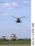 Военный транспортно-штурмовой вертолет Ми-8 АМТШ в воздухе (2014 год). Редакционное фото, фотограф Алексей Гусев / Фотобанк Лори