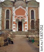 Старая женщина отдыхает на скамейке у входа в храм (2014 год). Редакционное фото, фотограф Самойлова Екатерина / Фотобанк Лори
