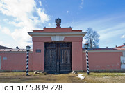 Дом станционного смотрителя. Ворота. Выра (2014 год). Редакционное фото, фотограф Александр Щепин / Фотобанк Лори