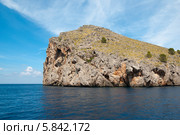 Побережье Средиземного моря в бухте Са-Калобра, Майорка, Испания (2011 год). Стоковое фото, фотограф Юлия Белоусова / Фотобанк Лори